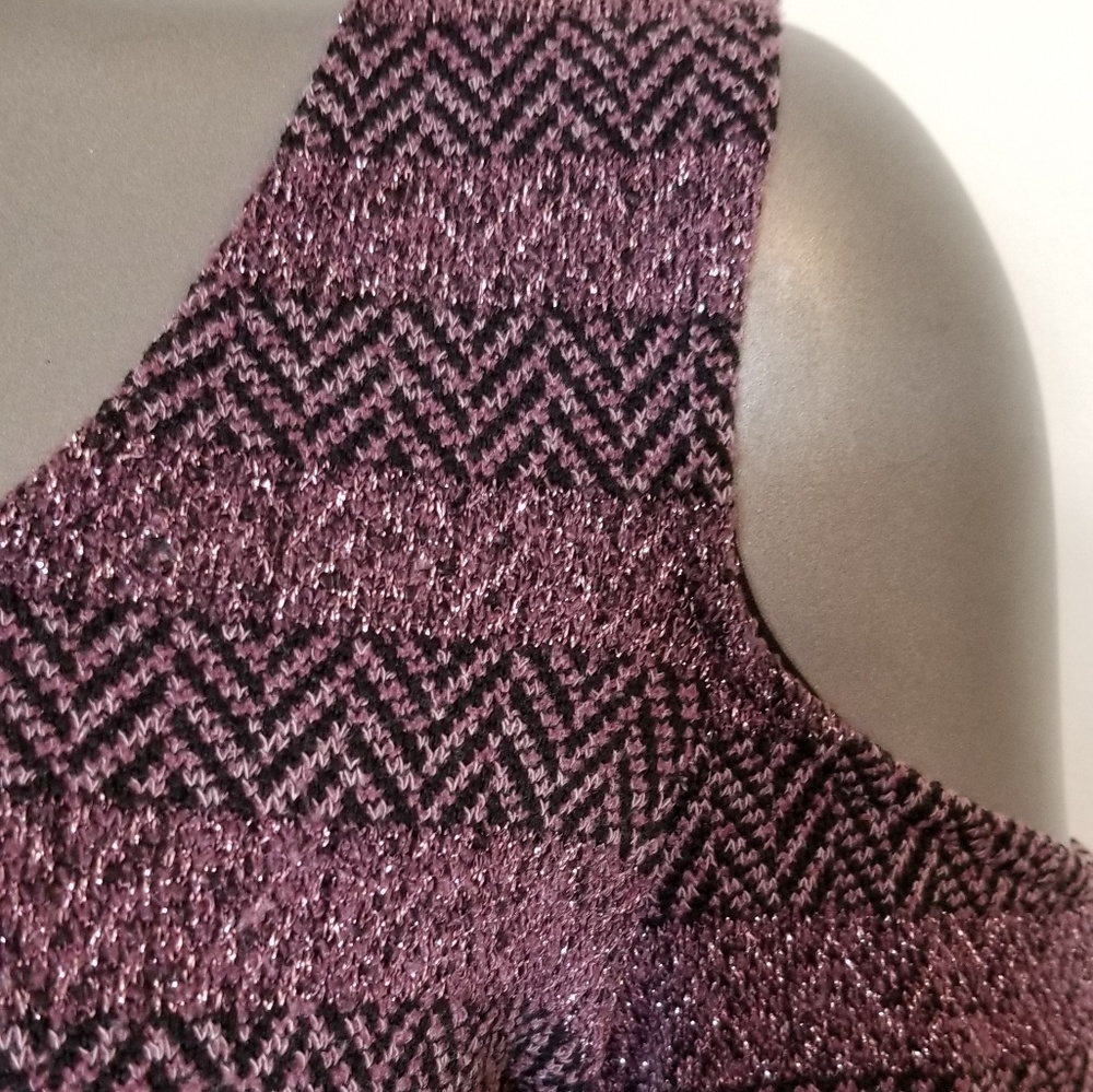 Point Cold Shoulder Long Sleeve Top - Picture 4 of 8